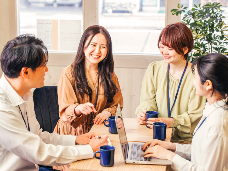 談笑する人々の写真